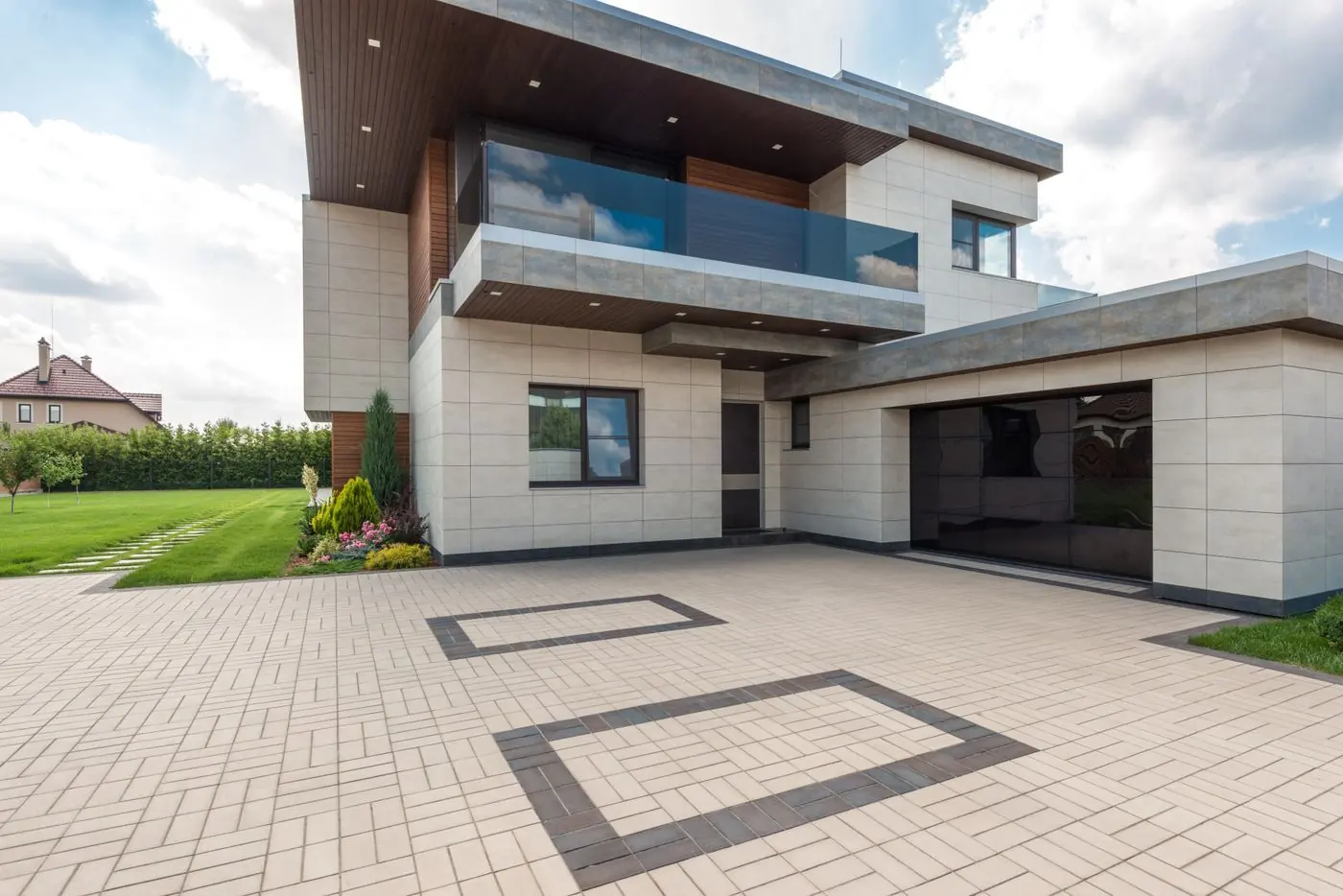 Moderne woning met opritstenen en een gazon ervoor